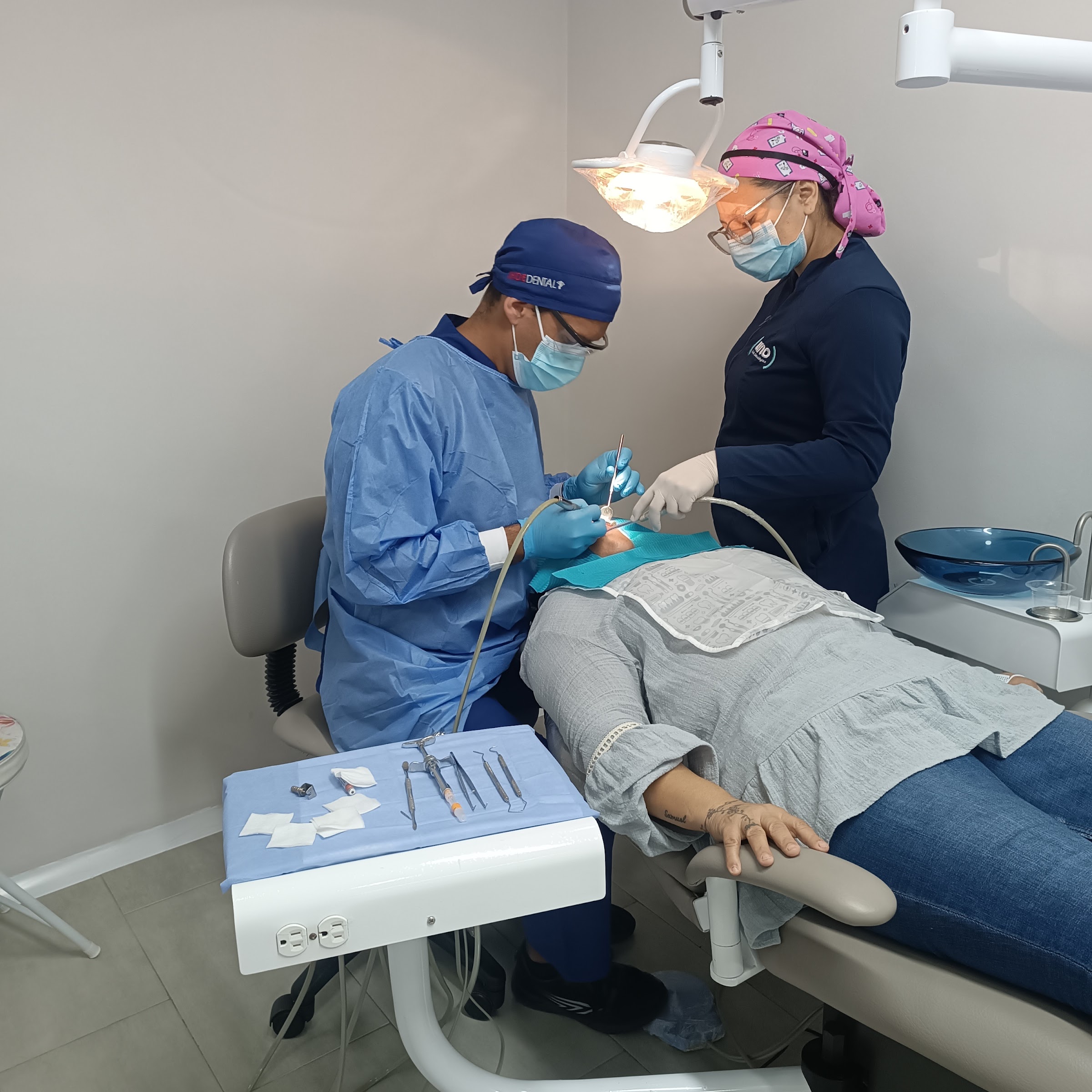 Dr. Rixio Martínez realizando un procedimiento
